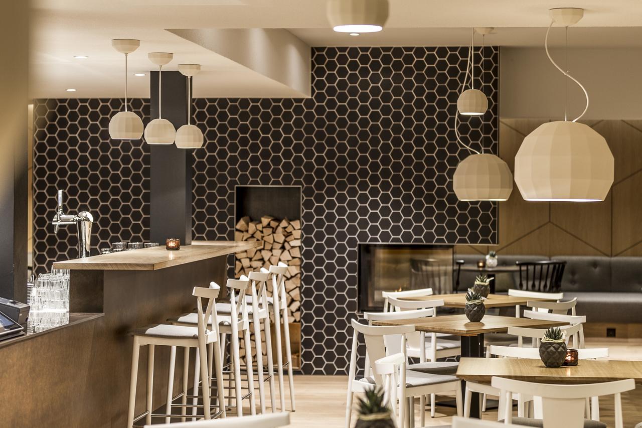 Gyger Restaurant Confiserie B&B Тузис Экстерьер фото